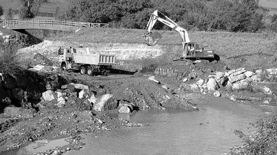 Obras de la Confederación Hidrográfica en el río Linares.