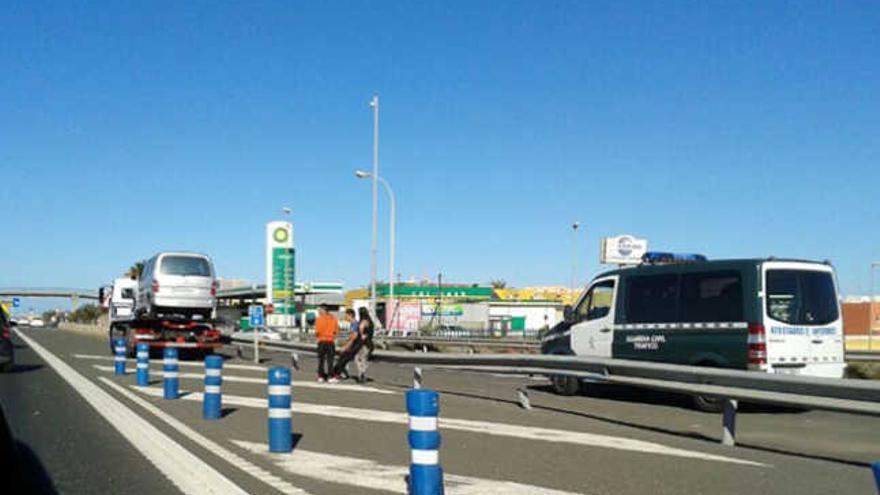 Un coche en la grúa, tras un choque y la Guardia Civil, en La estrella. | m. á. m.