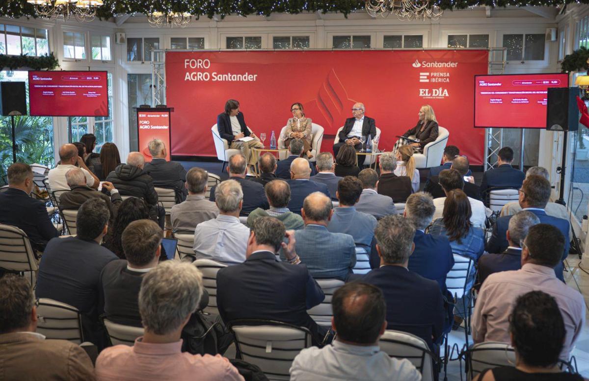 Una parte de los asistentes al acto. |  | A. J.