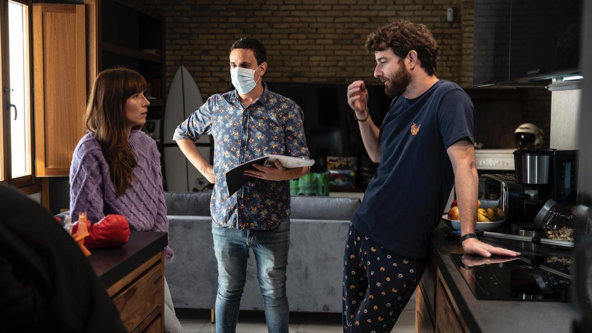 Pablo Aragüés junto a los protagonistas de la película, Bárbara Goenaga y Gorka Otxoa, en un ensayo del rodaje en Zaragoza, el pasado otoño.