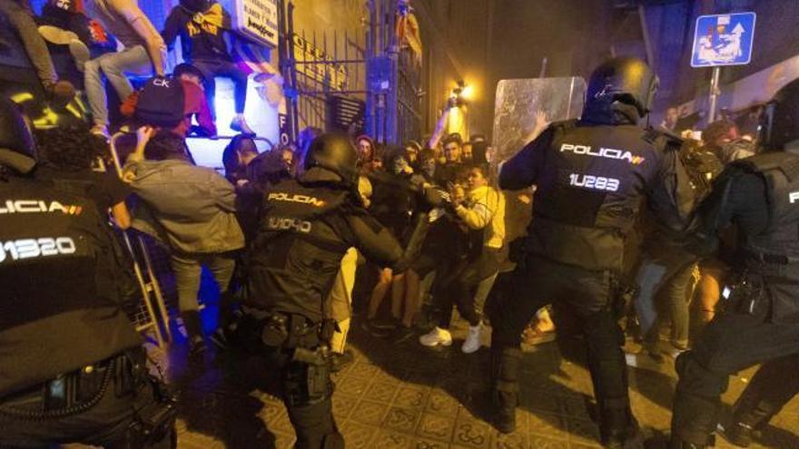 Al menos 3 detenidos en la batalla campal frente a la Delegación del Gobierno en Barcelona