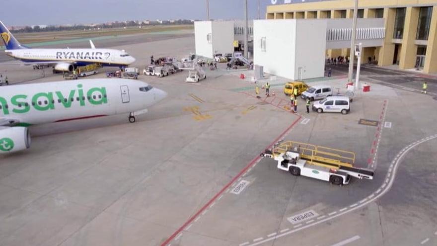 Aviones estacionados frente a la terminal del aeropuerto de Sevilla. Imagen de archivo.