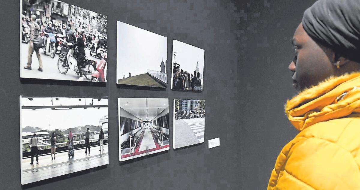 Una chica obseva algunas de las fotografías expuestas.