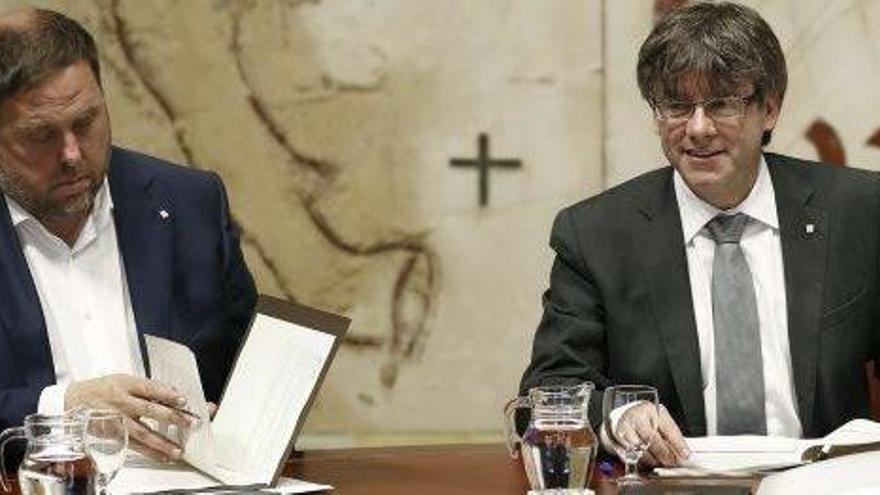 El vicepresident Oriol Junqueras amb el President Carles Puigdemont en una reunió de govern