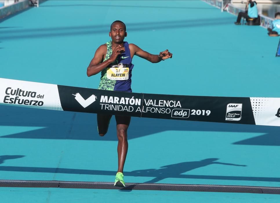 El etíope en su llegada a la meta en el Maratón