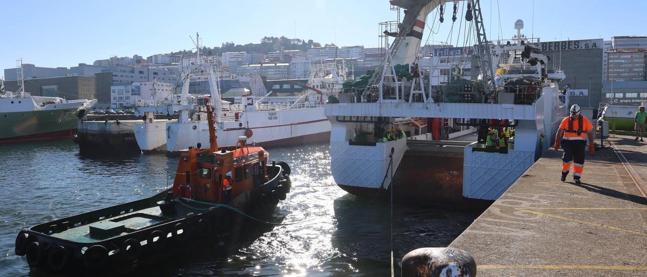 Barcos que faenan en Malvidas durante su estancia en Vigo en verano.