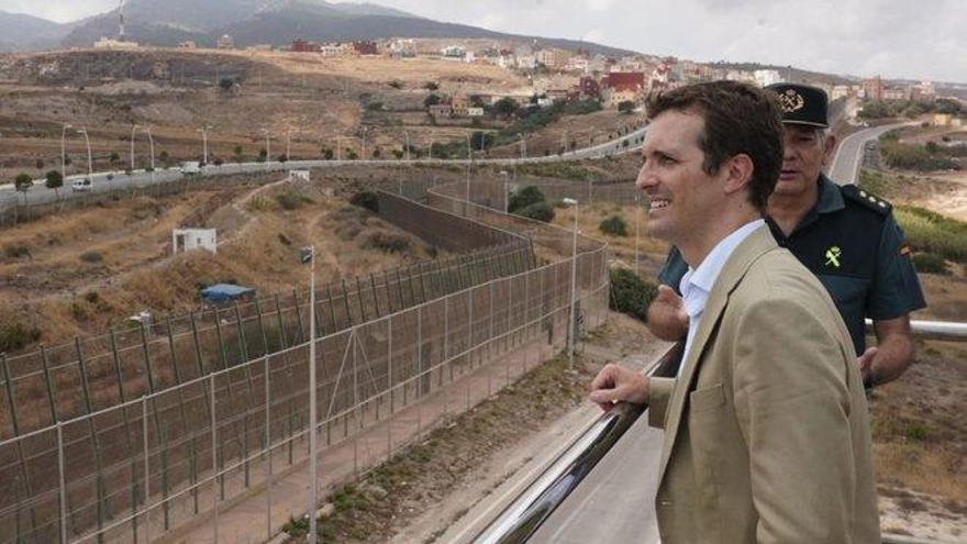 Casado quiere volver a quitar la sanidad a los inmigrantes irregulares