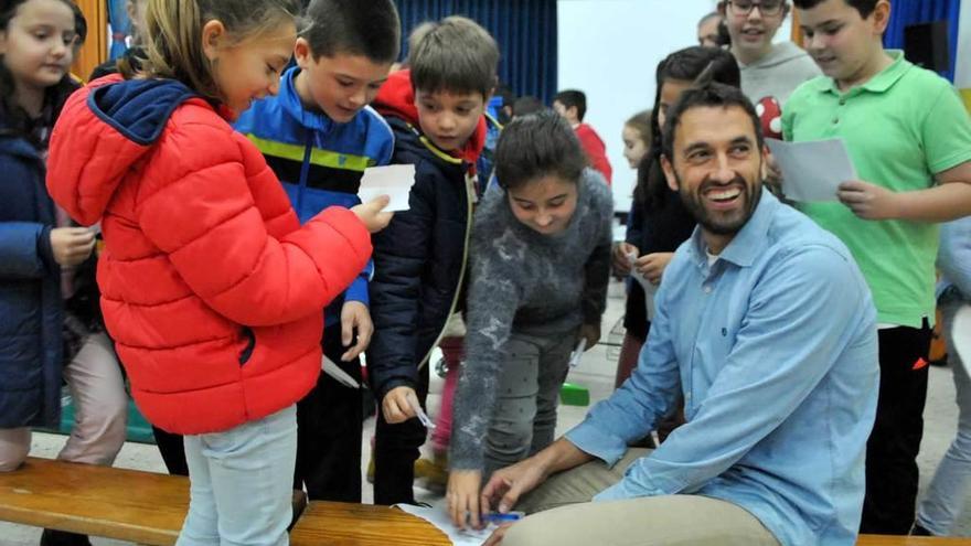 Firmando autógrafos.