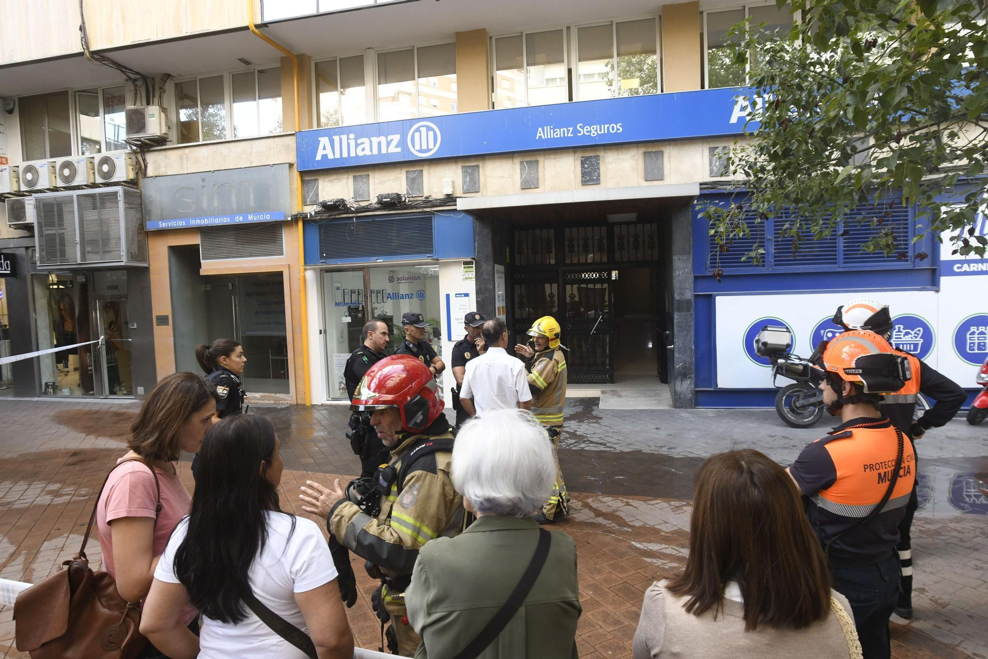 El incendio de un edificio en la Plaza Condestable, en imágenes
