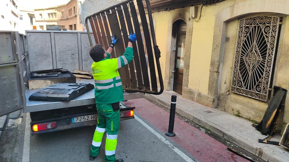 El servei de recollida de l'Ajuntament de Manresa retirant objectes que van quedar afectats pel foc o el fum