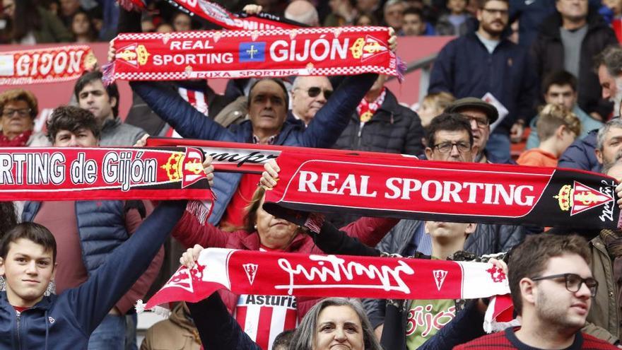 Aficionados del Sporting, en un partido en El Molinón.