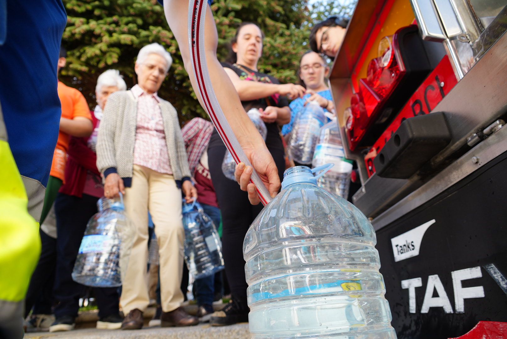 El primer camión cisterna reparte agua en Pozoblanco