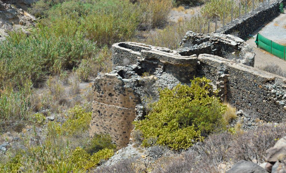 Restos de una antigua noria del barranco de ...