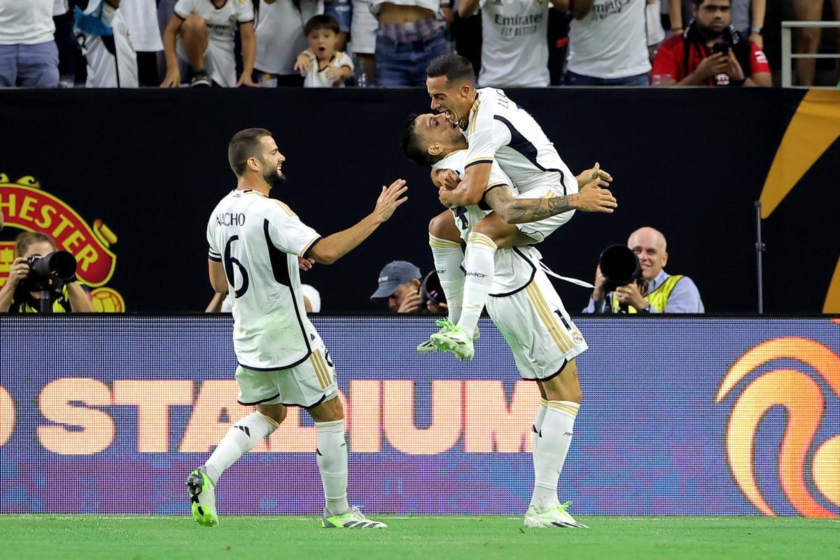 Lucas Vázquez y Joselu celebran un gol del Real Madrid en pretemporada junto a Nacho.