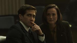 Jake Gyllenhaal (Rusty Sabich) y Renate Reinsve (Carolyn Polhemus) en Presunto inocente