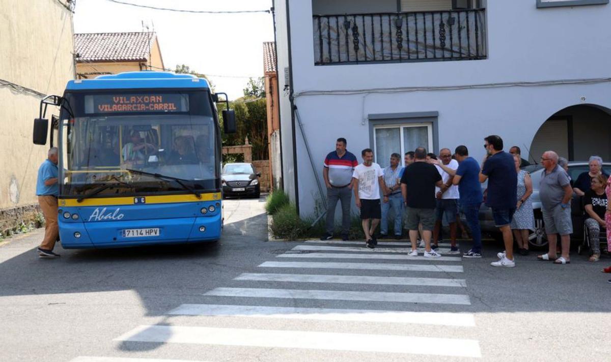 Vecinos de Vilaxoán salen a la calle para evitar el traslado de una parada de bus