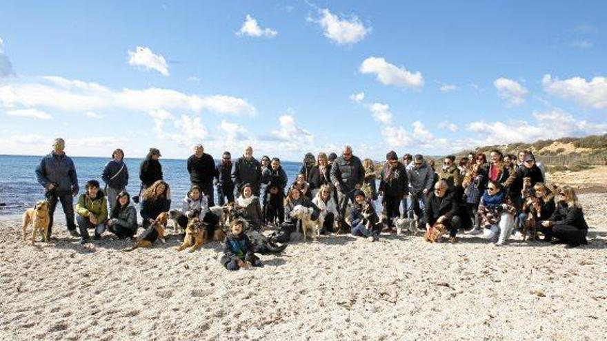 Tierhalter und ihre Vierbeiner protestierten am Sonntag (22.2.) am Hundestrand Es Carnatge