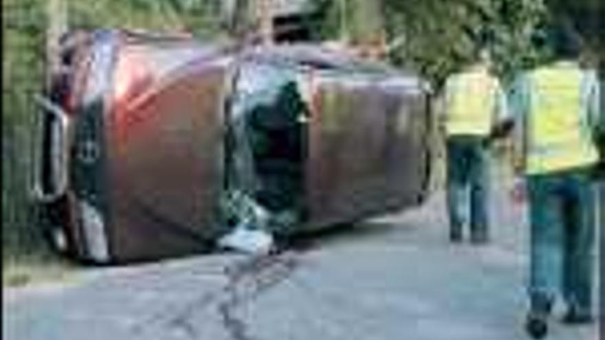 Estado que presentaba, ayer tarde, el coche siniestrado en Silleda.  / bernabé / Javier lalín