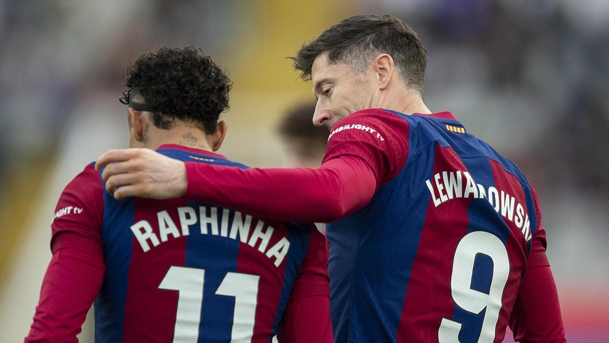Lewandowski felicita a Raphinha tras el primer gol del Barça al Getafe en Montjuïc.