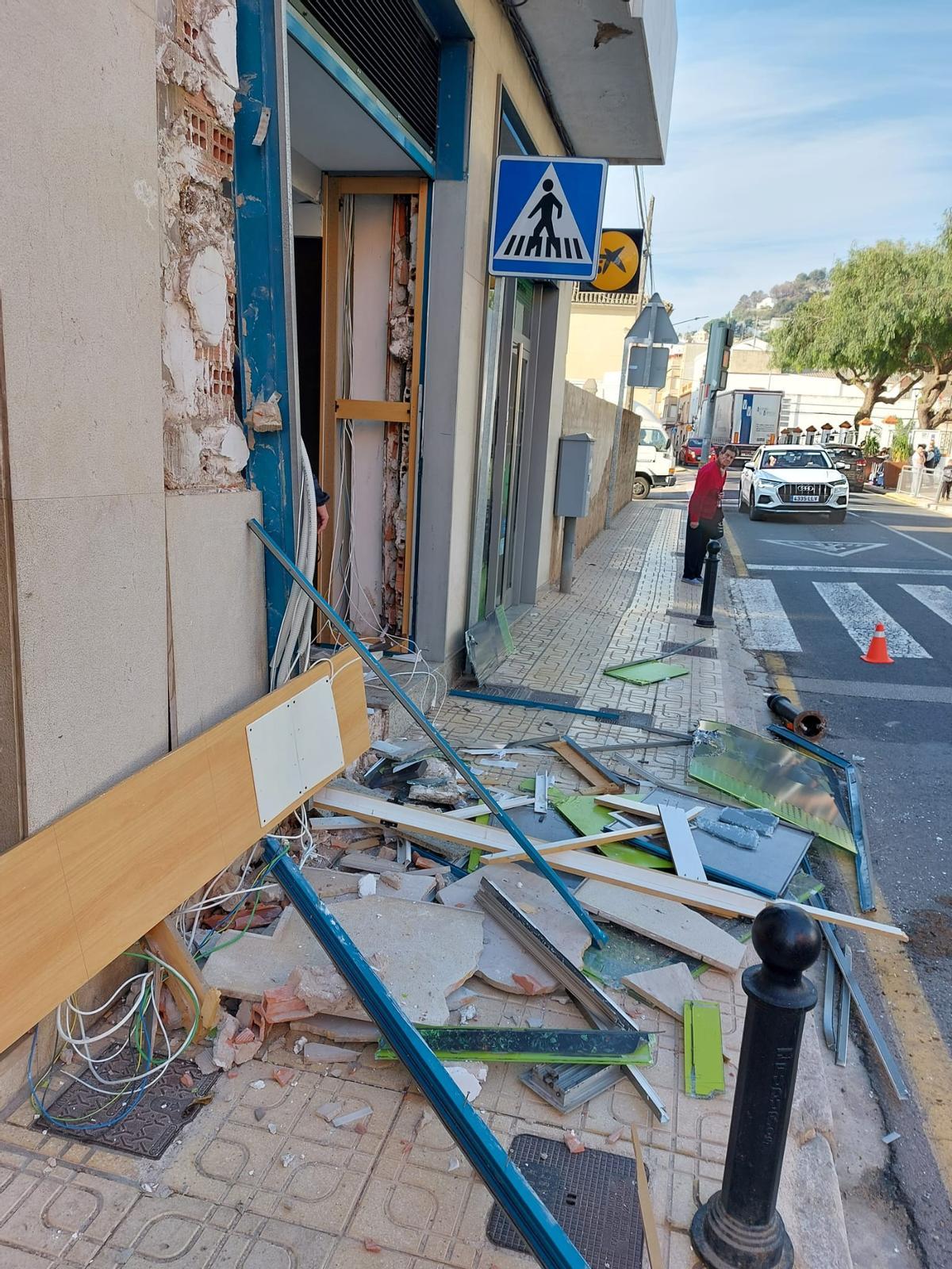 Otra imagen de los daños causados en CaixaBank de Palma de Gandia.