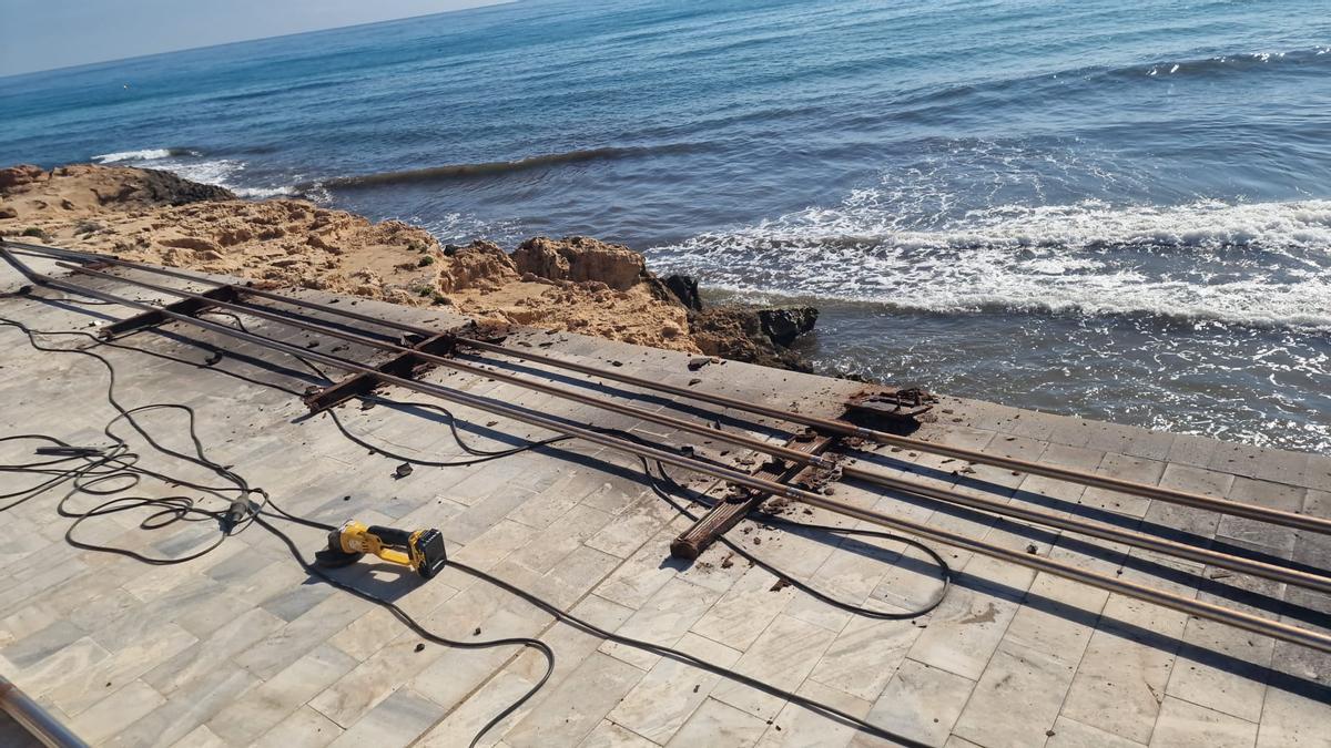 Trabajos para reparar la barandilla del paseo de Playa Flamenca, que se iniciaron en septiembre