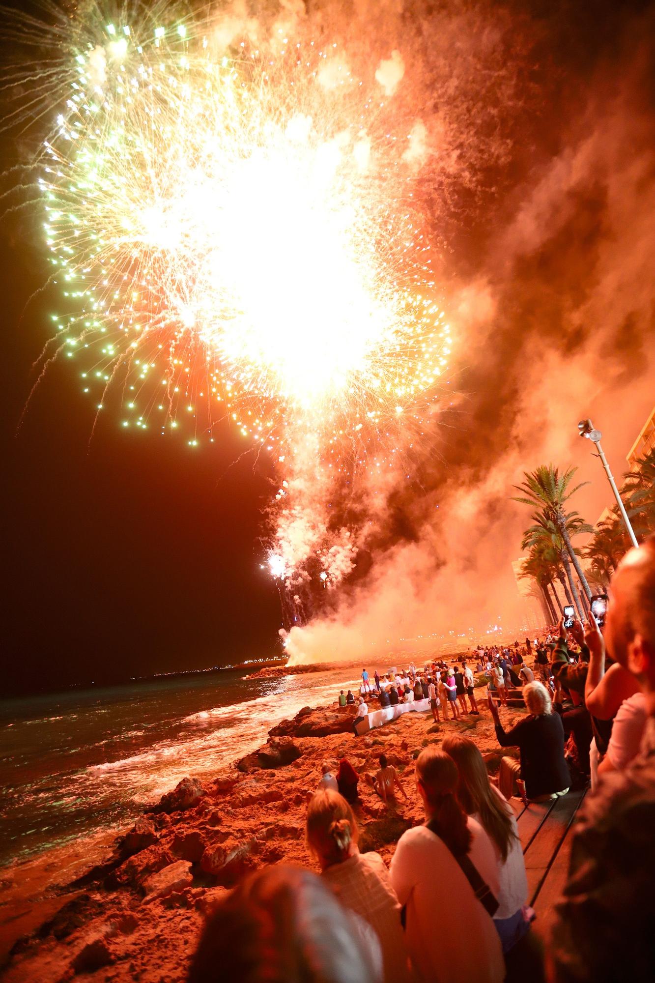 Espectacular castillo de fuegos en Torrevieja por la noche de San Juan