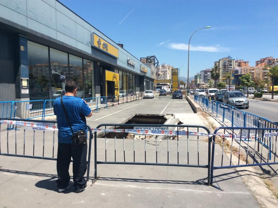 Un trailer cargado de coches del concesionario de Opel ocasionó un boquete en la calzada y tuvo que ser rescatado por una grúa de grandes dimensiones