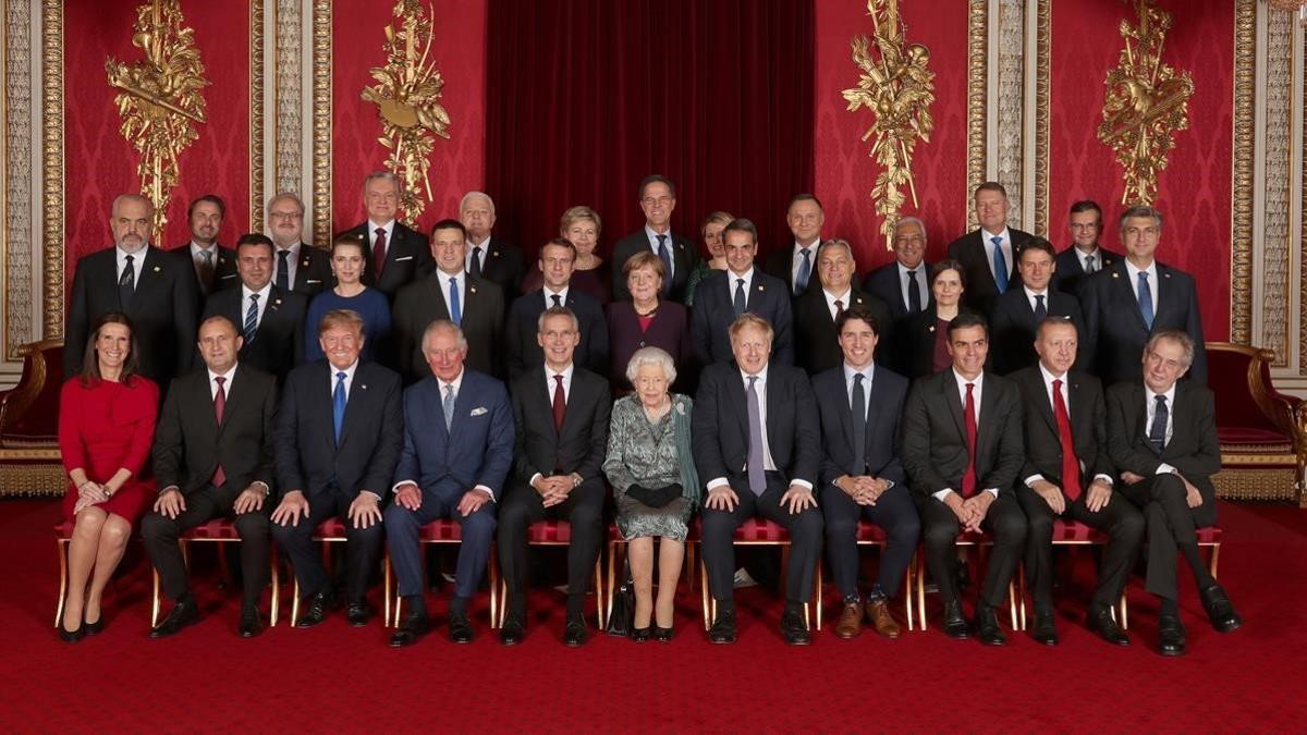 Foto de familia de algunos de los líderes de los países miembros de la OTAN, junto al secretario general de la organización, Jens Stoltenberg, y la reina Isabel II.