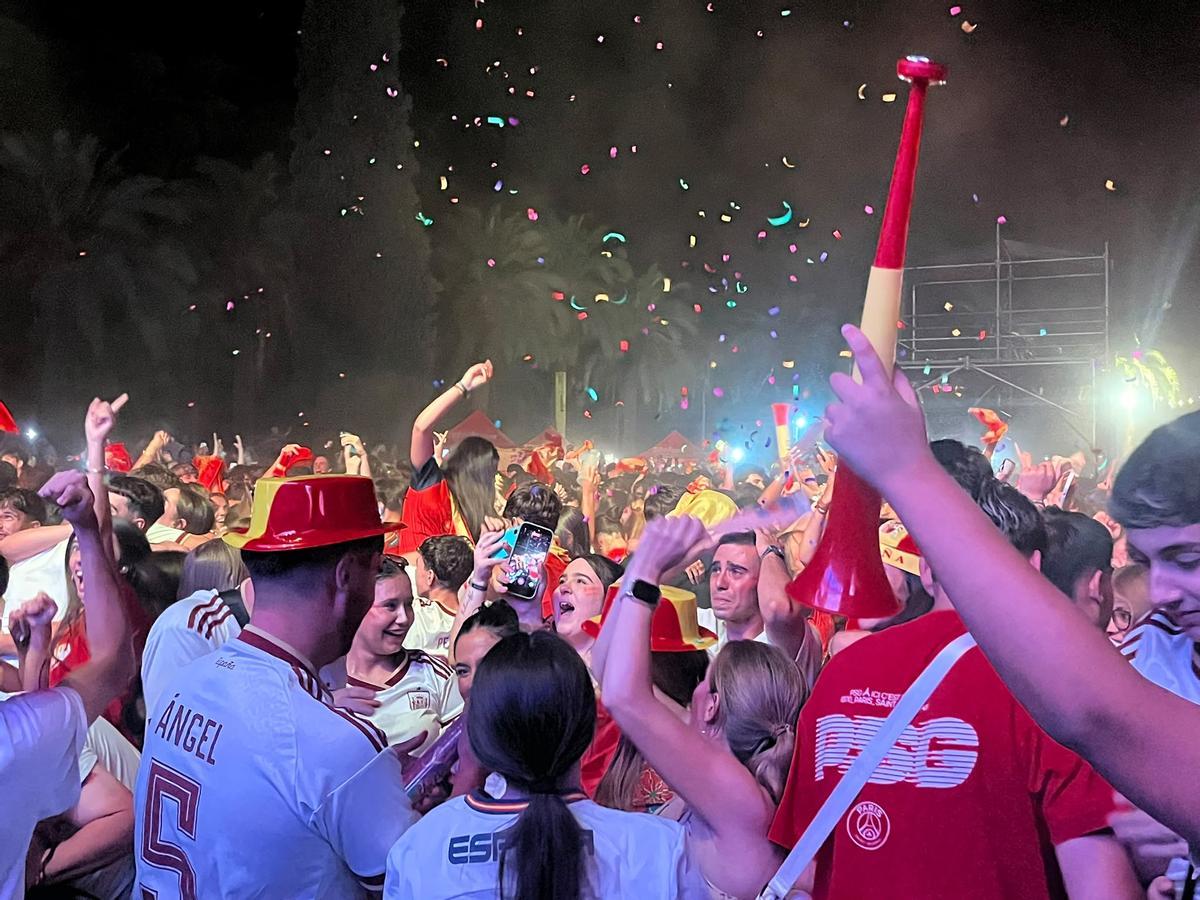 Fotogalería | Así se vive en la Alcazaba de Badajoz la final del Mundial 2026 Fotogalería | Así se vive en la Alcazaba de Badajoz la final del Mundial 2026