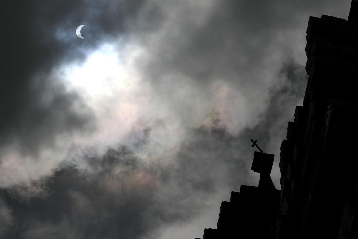 El eclipse, visto desde Denpasar, en la isla indonesia de Bali.