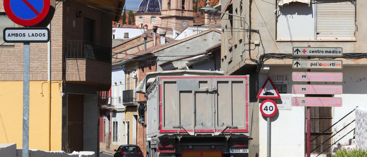 El paso de camiones por Pedralba es el principal problema que padece el pueblo.