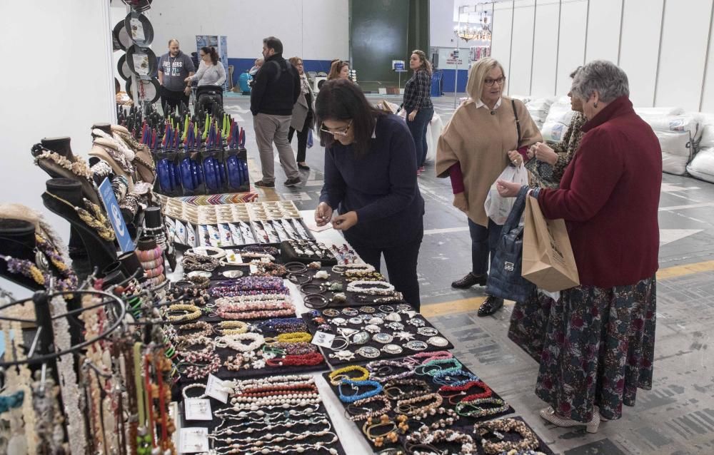 Cientos de visitantes descubren las novedades en el sector de los electrodomésticos, los muebles y la decoración en la primera Feria Hogar Factory de Vigo.