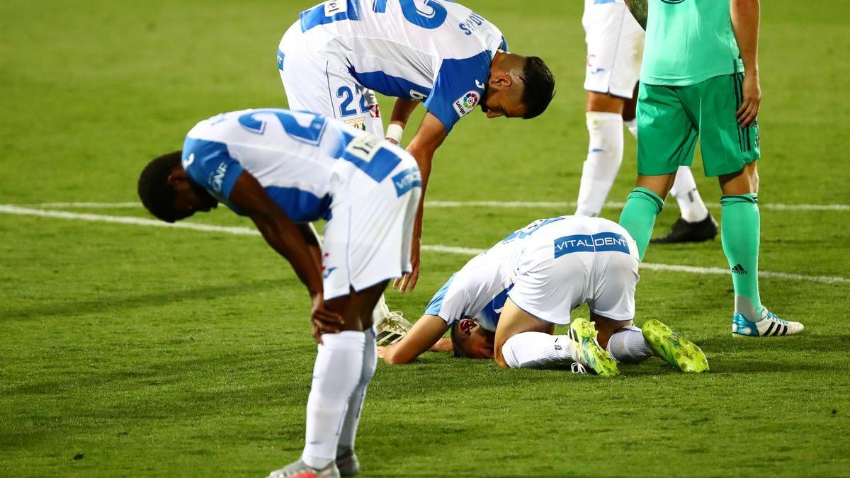 Los jugadores del Leganés abatidos, tras confirmarse el descenso