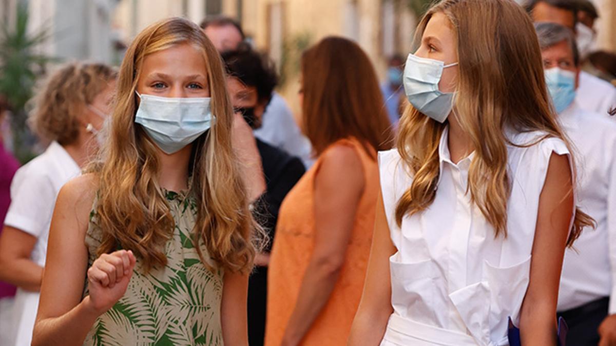 La princesa Leonor y la infanta Sofía con mascarillas en Mallorca