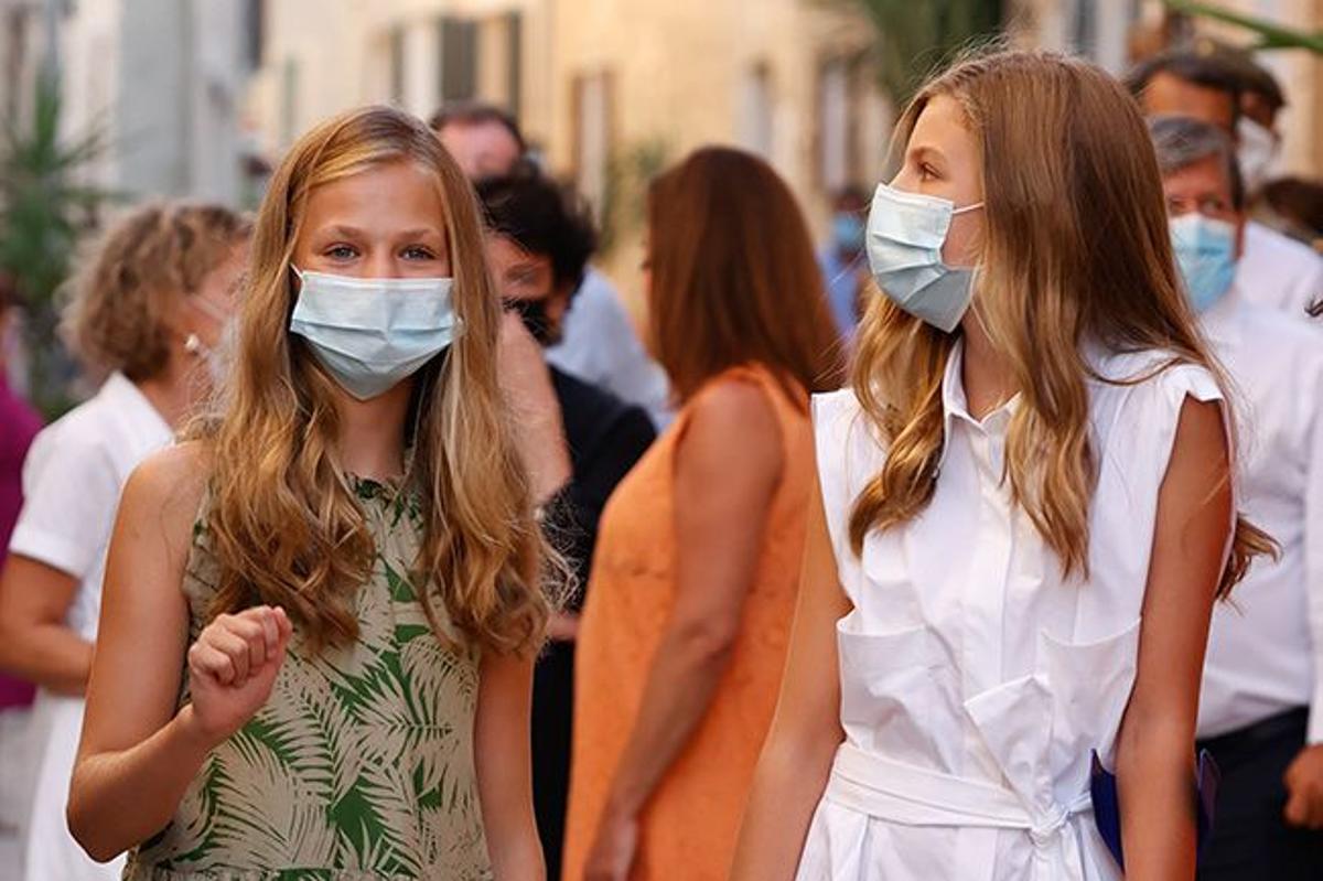 La princesa Leonor y la infanta Sofía con mascarillas en Mallorca