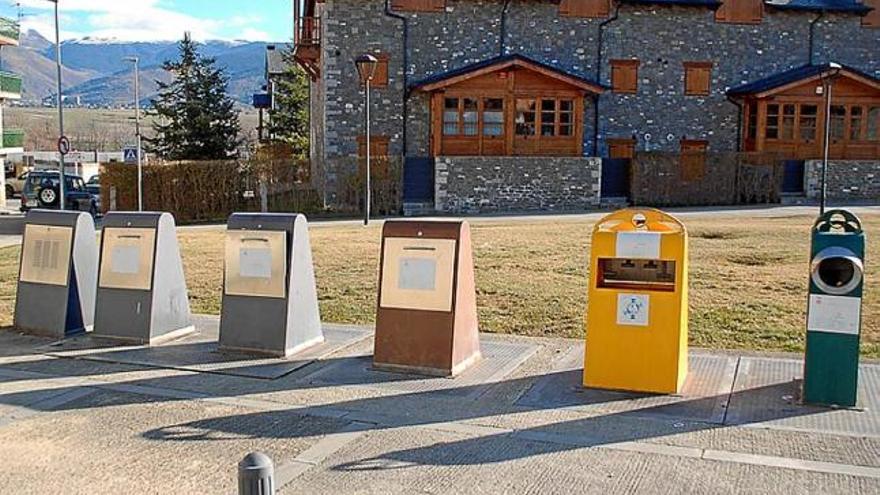 Contenidors de recollida selectiva de brossa en un barri de Puigcerdà