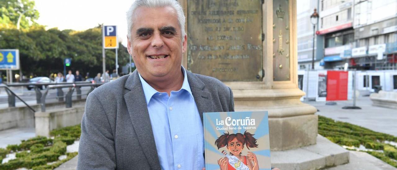 Fran Mourelo, con su nuevo libro ‘La Coruña ciudad llena de tesoros’.   | // VÍCTOR ECHAVE