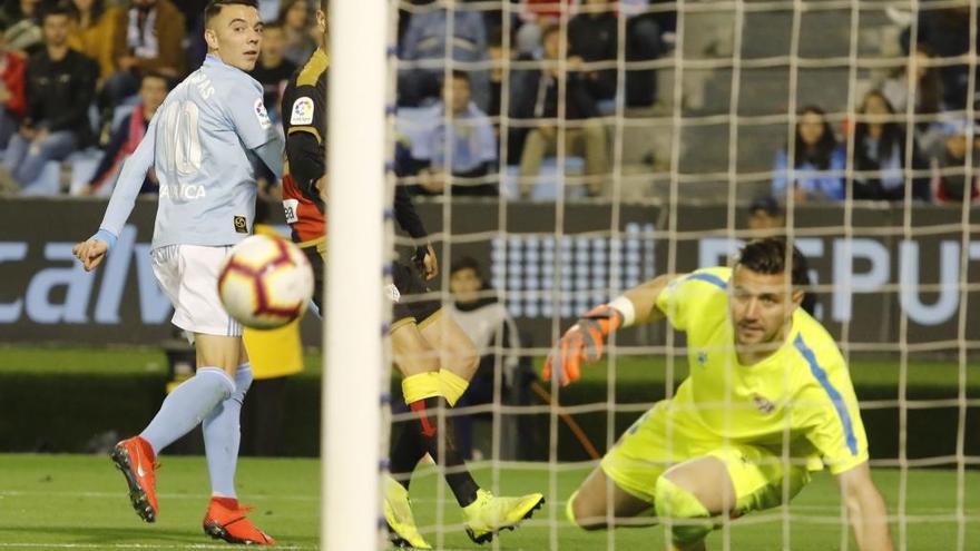 Aspas observa cómo entra el segundo gol ante el Rayo. // A. Villar