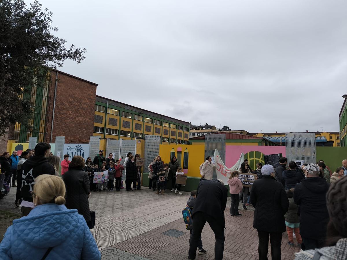 Así fue la concentración de protesta en el colegio Eulalia Álvarez