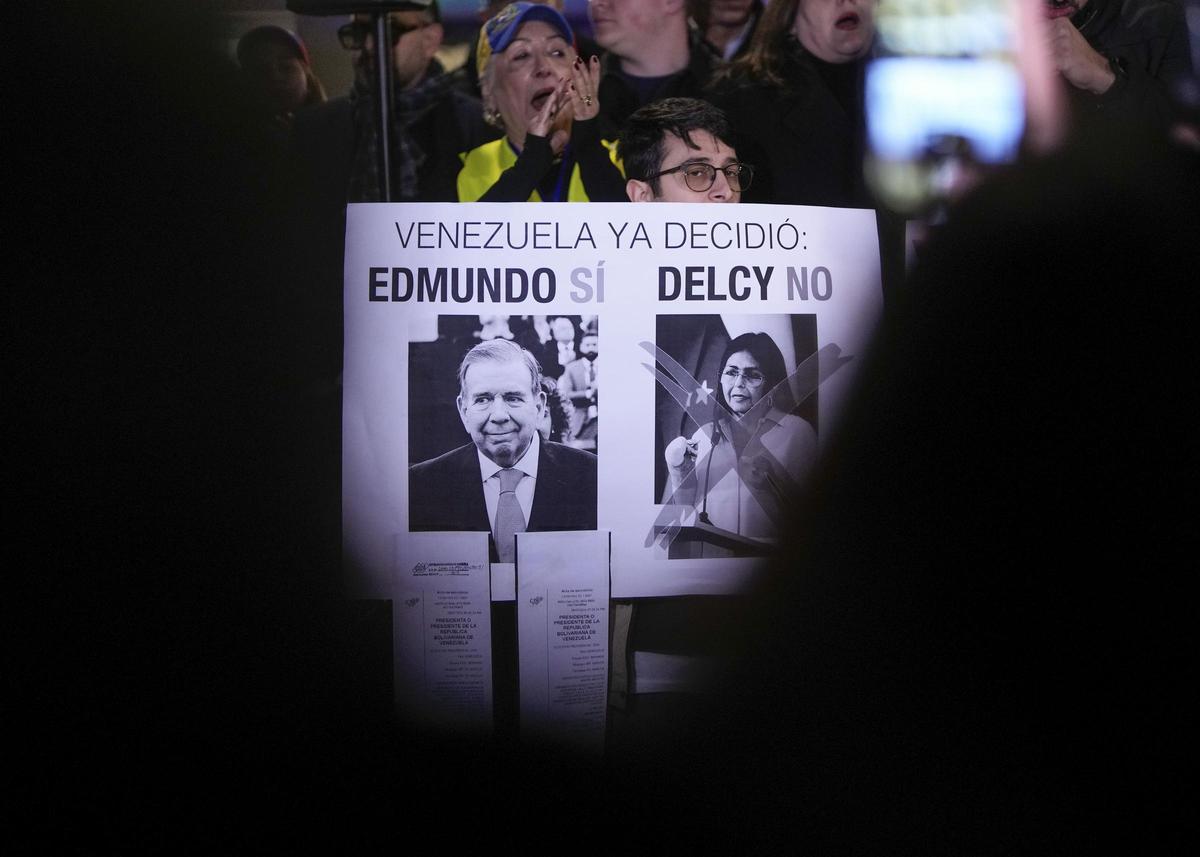 Uno de los carteles de la concentración de venezolanos en Madrid a favor de Edmundo González como 'presidente electo" y la líder opositora María Corina Machado.