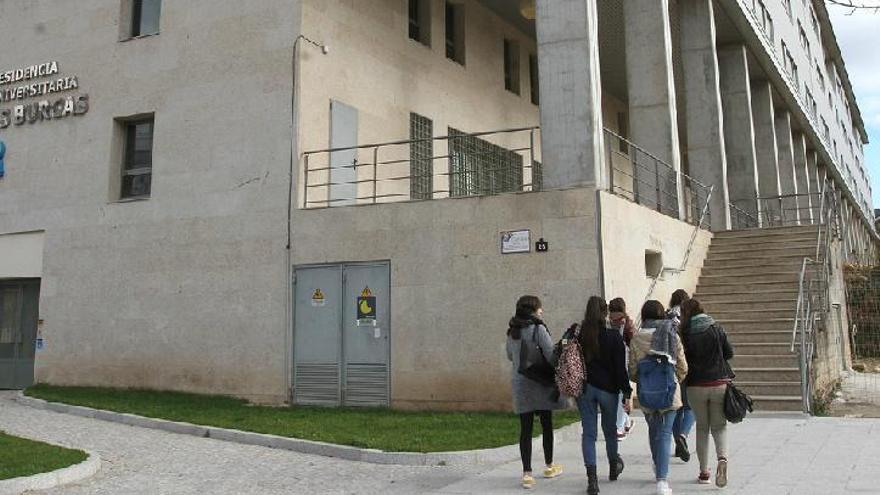 Estudiantes en la entrada de una residencia universitaria.