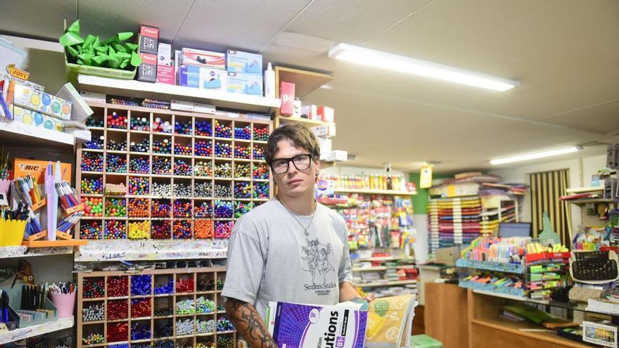 Las librerías de A Coruña se preparan para la 'vuelta al cole': "Es una batalla campal"