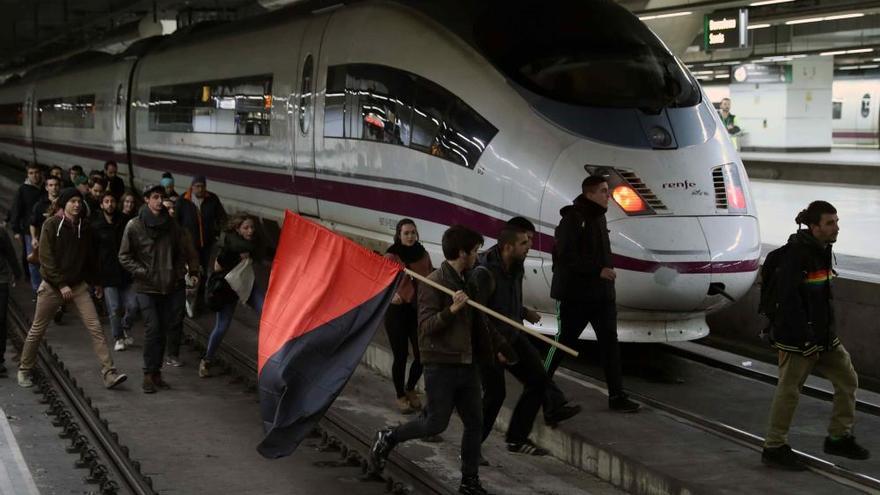 Un grup de manifestants talla les vies de l&#039;AVE a l&#039;estació de Sants