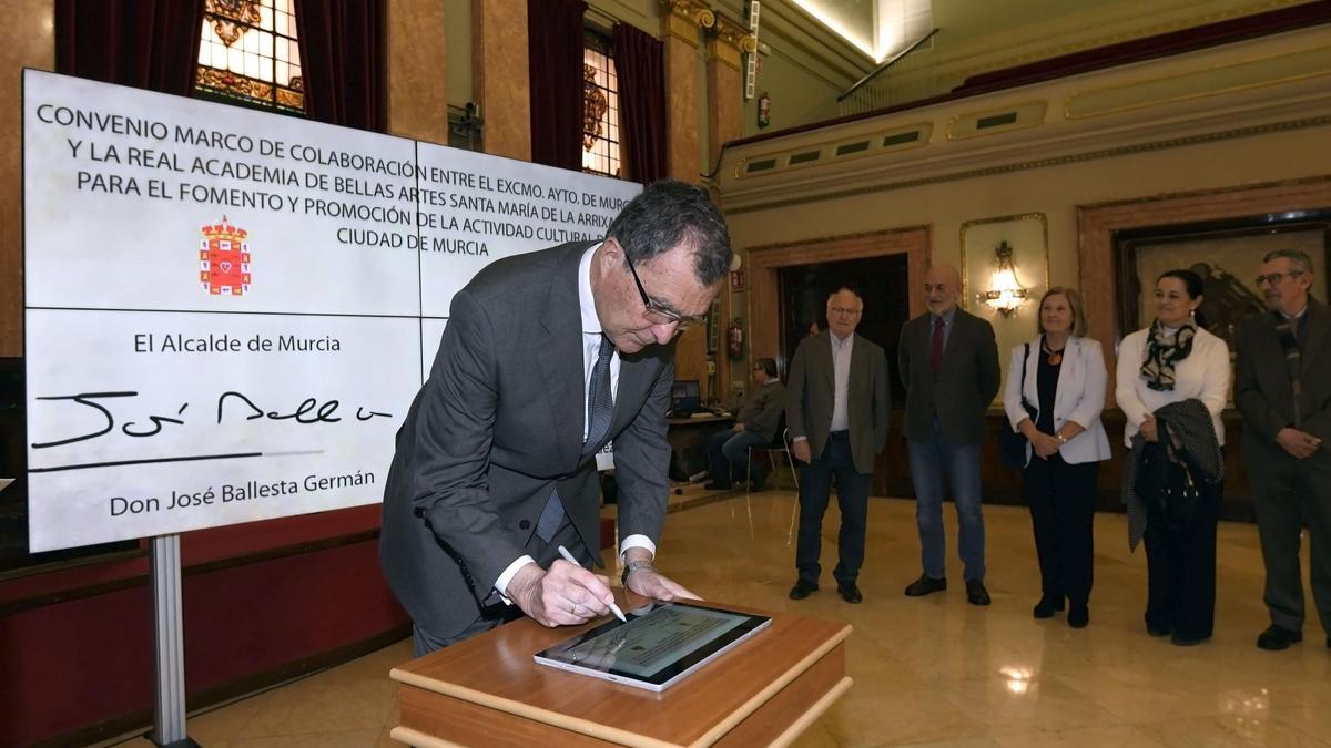 El alcalde de Murcia, José Ballesta, durante la firma del acuerdo.