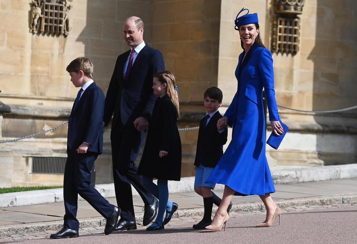 La familia real británica celebra la misa de Pascua en Windsor. En la foto, los príncipes de Gales junto a sus hijos, los príncipes George, Charlotte y Louis.