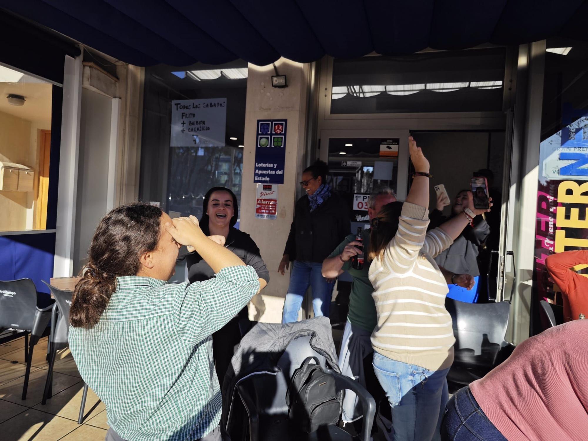 Así han celebrado en Can Picafort el Gordo de la Lotería de Naviad