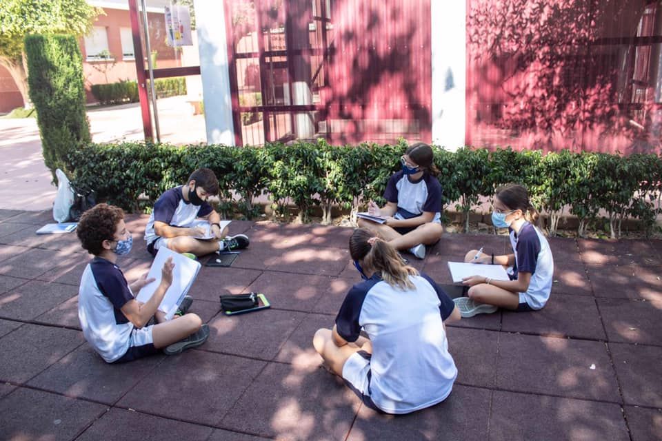 Lectura al aire libre  en el Newton College