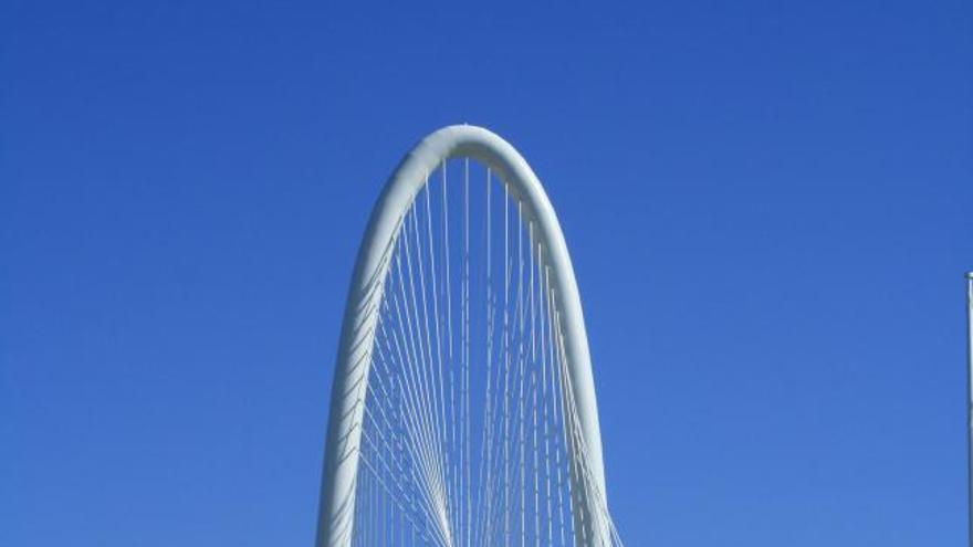 El impresionante arco central del puente Margaret Hunt Hill de Santiago Calatrava en Dallas.