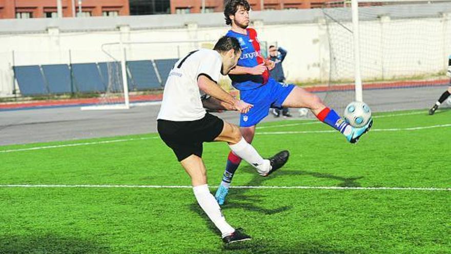 El caudalista Aitor realiza un centro ante el azulgrana Joaquín durante el último derbi de las Cuencas.