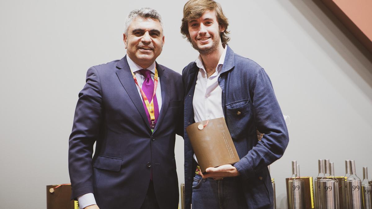 Representantes de la bodega cordobesa recogen el premio.